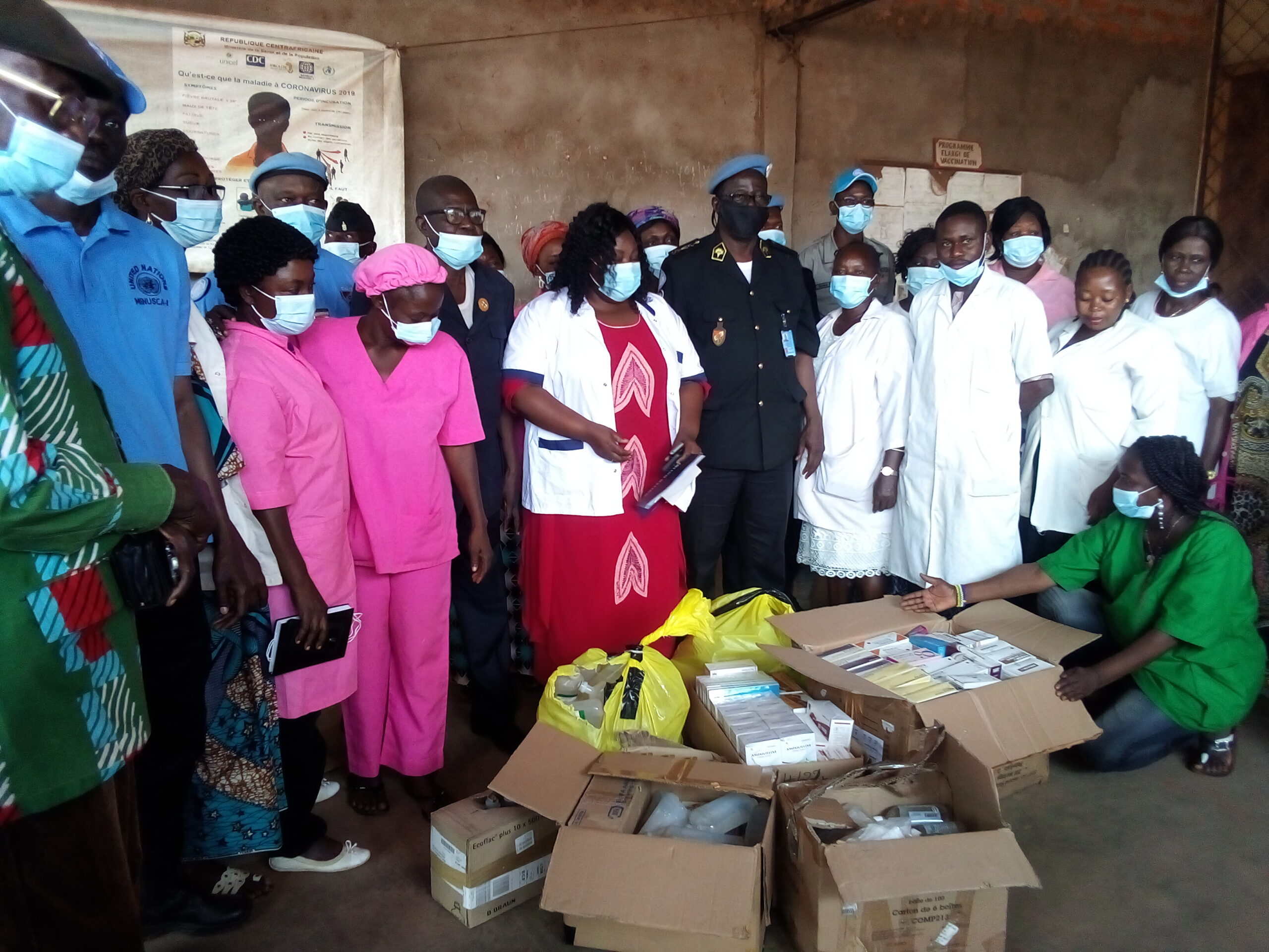 Centrafrique : Un lot de médicaments  remis au district sanitaire de Begoua par  la police de la Minusca