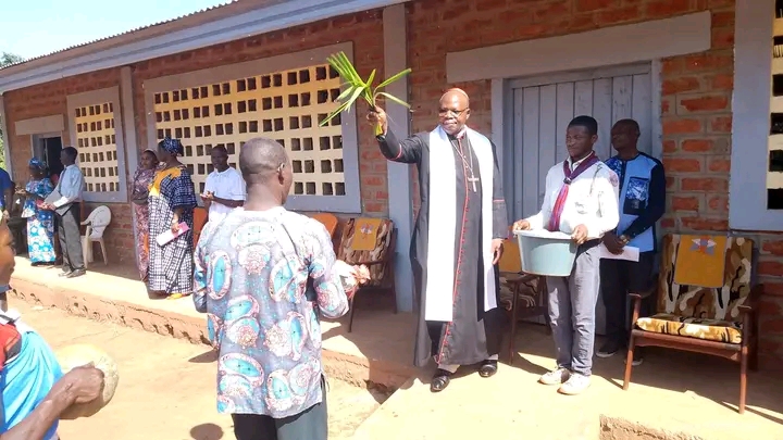 Centrafrique : Le Cardinal Nzapalainga, Archevêque de Bangui inaugure et bénit un nouveau bâtiment de l’école à  Bogangolo, localité située à 171 km de Bangui