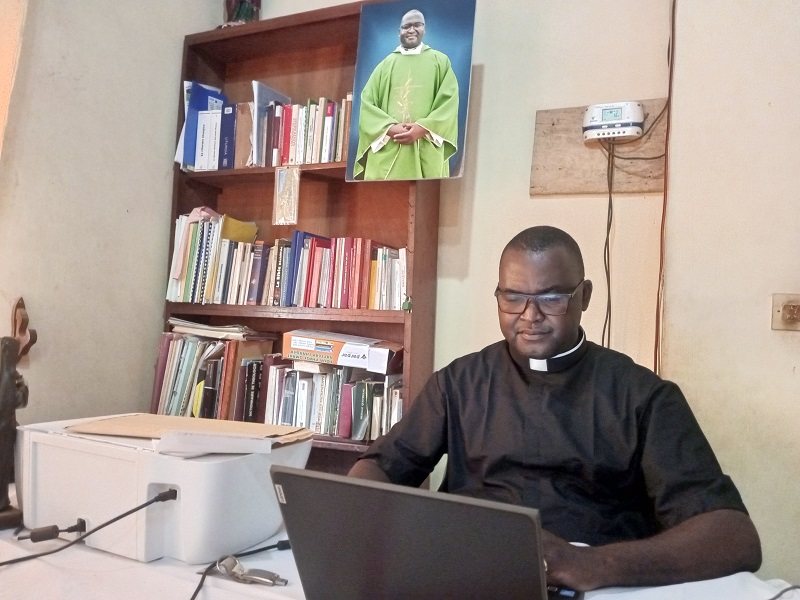 Don Xavier-Arnauld FAGBA, Cérémoniaire liturgiste de l’Archidiocèse de Bangui est notre invité du jour. Avec lui, nous évoquons le sens et l’origine de le fête de Toussaint, la différence entre la fête de toussaint le 1er et le jour des mort 02 novembre. Nous avons également parlé de certains actes inciviques de destruction des tombes à volonté ces derniers temps. Il s’entretien avec Vivien de Capistran Nvalé